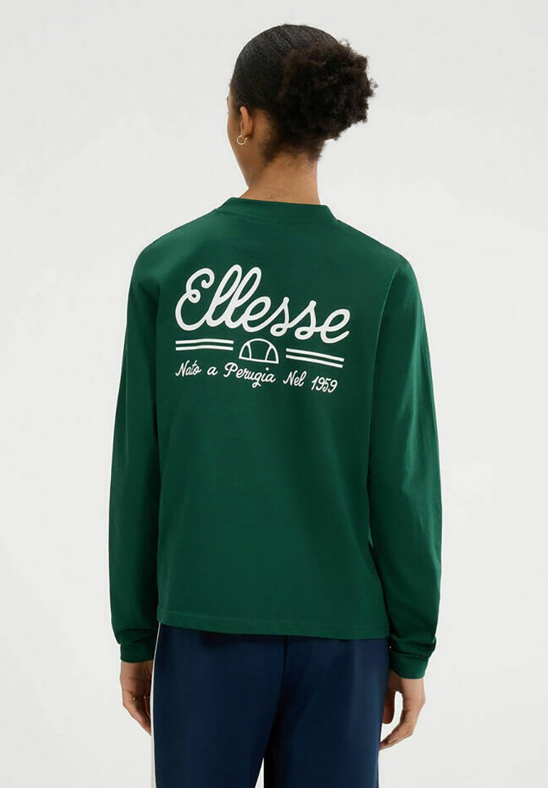 Camisa verde de manga larga con el logo y el texto "Ellesse" en blanco en la parte posterior, con cuello redondo y un corte holgado. Material de algodón suave.