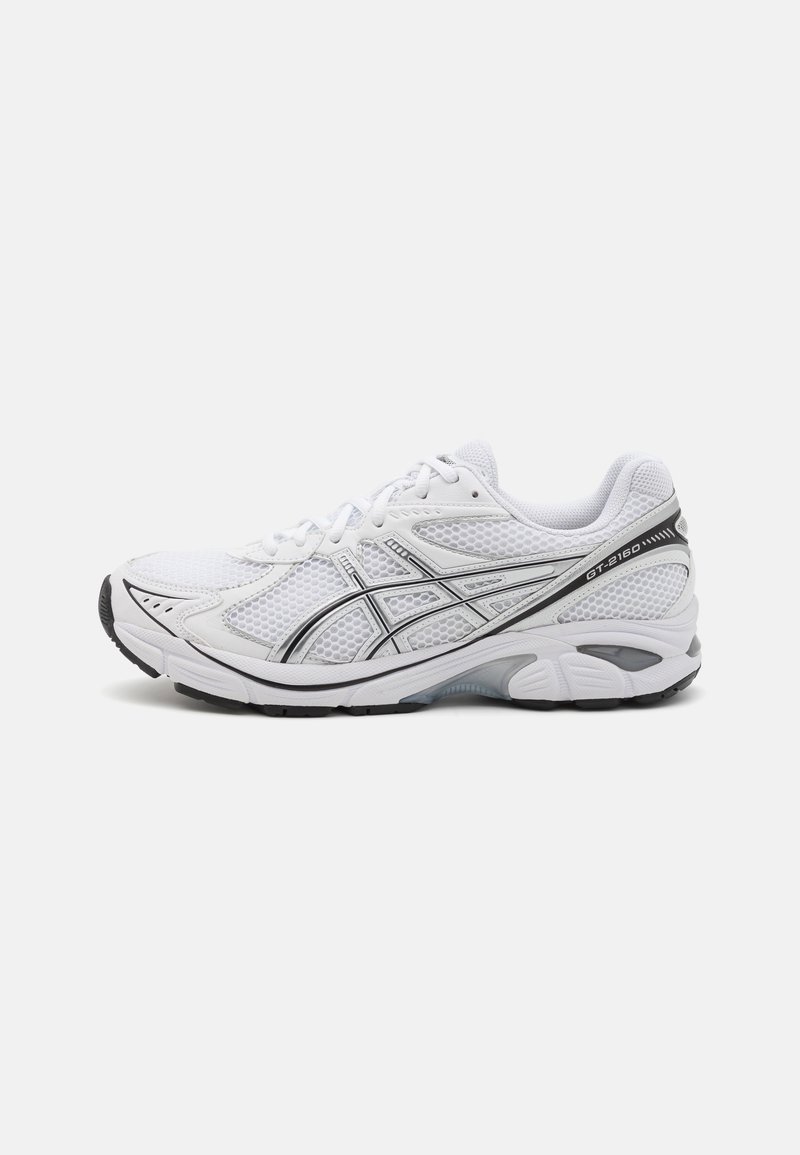 Chaussure de course athlétique blanche avec motifs noirs et gris, tige en mesh et semelle rembourrée, présentée de profil sur un fond uni.