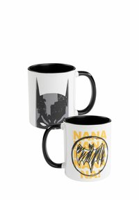 Set di tazze in ceramica con esterno bianco, manico nero e interno nero. Da un lato è visibile un logo grigio di Batman; dall'altro presenta una grafica gialla con la parola "NANA."
