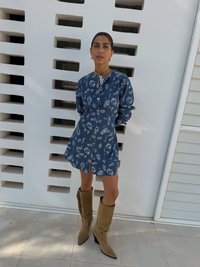 Blå denimkjole med blomstermønster, knappelukking, lange ermer; sammen med knelange beige semskede støvler med spiss tå og hæl.