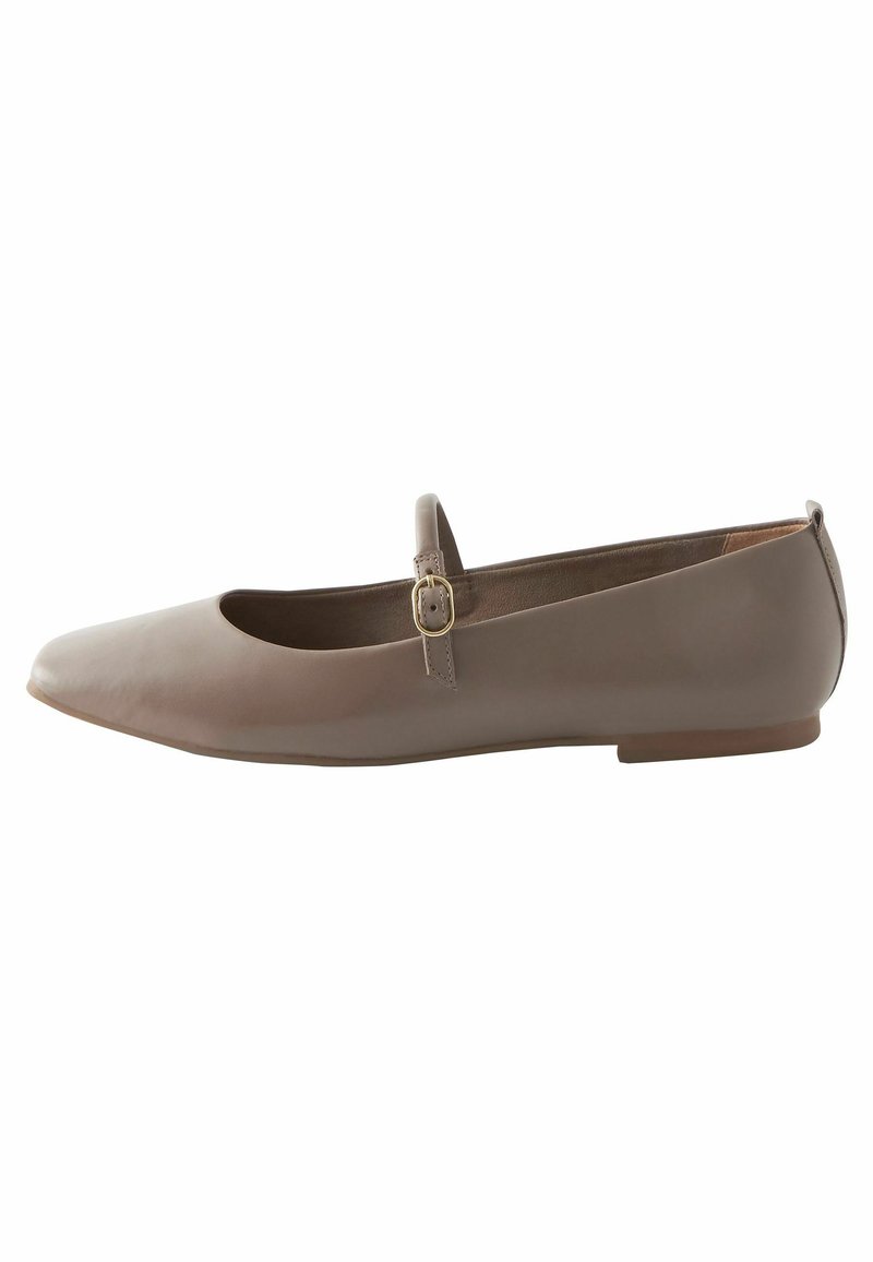 Ballerine plate en cuir marron avec un bout carré, une bride à la cheville et une petite boucle dorée, présentant une texture lisse et un petit talon.