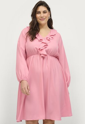 Roze chiffon jurk met lange pofmouwen, een gerimpelde halslijn en een elastische taille, met een vloeiende A-lijn silhouet.