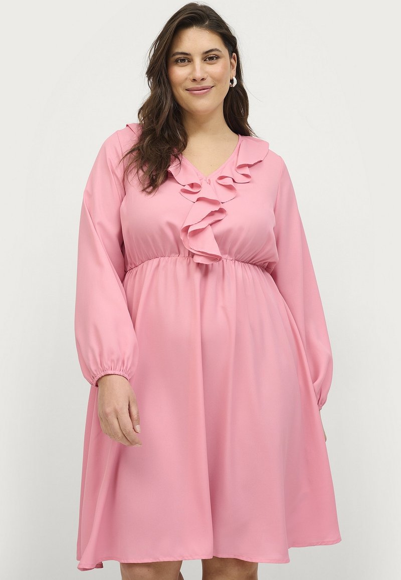 Rosa Chiffonkleid mit langen Puffärmeln, einem gerafften Halsausschnitt und einem elastischen Bund, das eine fließende A-Linien-Silhouette bietet.