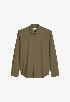 Camicia a maniche lunghe verde oliva realizzata in tessuto liscio, caratterizzata da colletto appuntito, chiusura frontale con bottoni e orlo arrotondato.