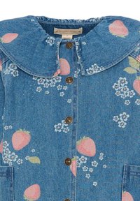 Spijkerblauwe jas met drukknoopsluiting, grote afgeronde kraag en roze aardbeien- en witte bloemenprint, ontworpen voor een kind van 6 jaar.