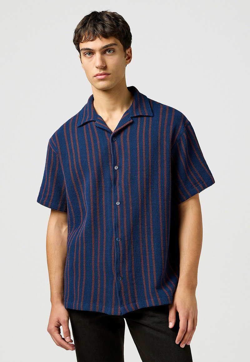 Korte mouwen, knoopsluiting overhemd in marineblauw met rode verticale strepen, met een kraag en een gestructureerde stof.