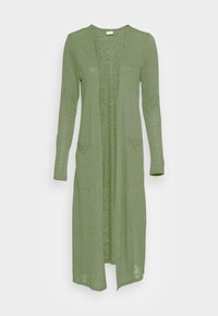 Cardigan largo y abierto de tejido verde suave, con mangas largas y dos bolsillos frontales. Ligero y con un corte relajado.