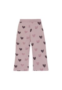 Pyjamasbukser i blødt rosa stof med bred ben-Design, der har mørke og lyse hjerte-mønstre samt broderet "kærlighed" tekst over det hele.