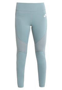 Leggings deportivos de color azul claro con una textura suave, que presentan un diseño contorneado y sutiles acentos a rayas a lo largo de los costados.
