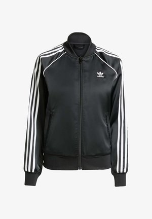 Czarna satynowa kurtka bomberka z białymi paskami na rękawach, zamek błyskawiczny, ribbowe wykończenie kołnierza i mankietów oraz małe logo na klatce piersiowej.