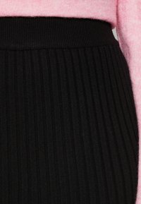 ONLY Carmakoma CARFIA SKIRT - Ozko oprijeto krilo - black