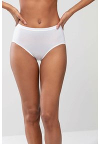 Weiße, hochgeschnittene Unterwäsche aus glattem Baumwollstoff, mit einem gewellten elastischen Bund und minimalen Nähten für einen nahtlosen Look.