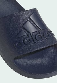 Infradito blu navy realizzato in gomma testurizzata, dotato di una fascia larga con logo "adidas" in rilievo e dettaglio delle tre strisce.