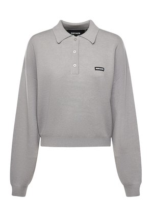 Suéter polo corto de manga larga en gris claro con puños y dobladillo acanalados, tapeta con tres botones y pequeño logo "ROTATE" en el pecho.