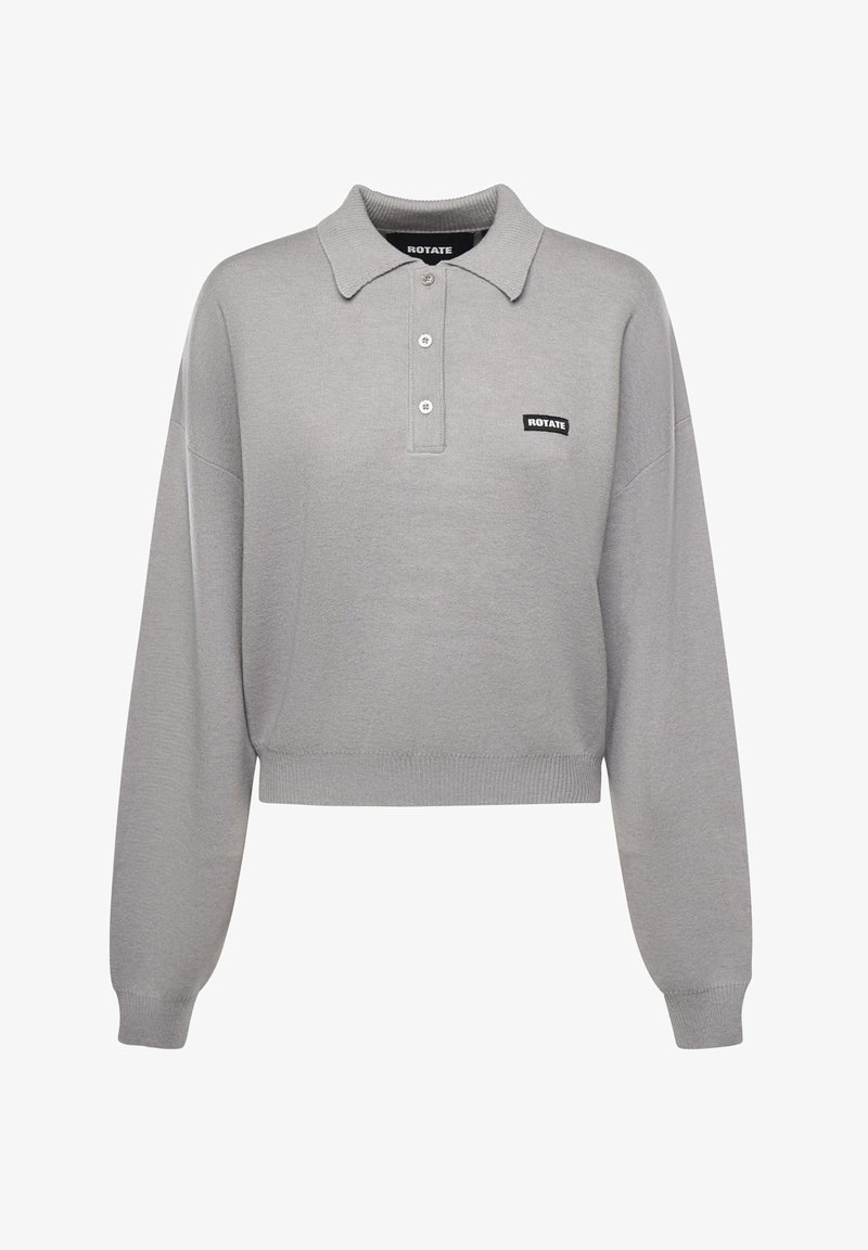 Maglione polo a maniche lunghe grigio chiaro, corto, con polsini e orlo a coste, abbottonatura a tre bottoni e piccolo logo "ROTATE" sul petto.