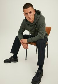 Jack & Jones TECH LOGO - Kapuzenpullover - forest night
