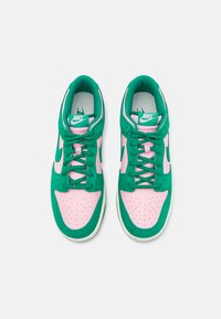 Nike-Sneaker mit einem Obermaterial aus grüner Wildleder, einer pinken Lederzehenpartie und durchbrochenen Details. Verfügt über grüne Schnürsenkel und eine weiße Gummisohle.