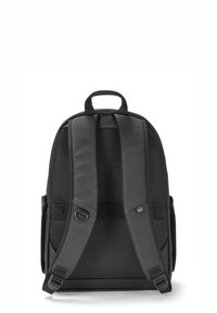 Fekete hátizsák sima külsővel, párnázott vállpántokkal, hálós részletekkel és felső fogantyúval a hordozáshoz.