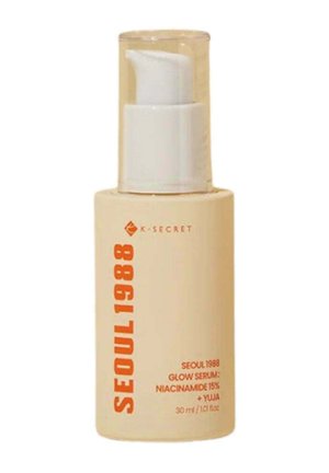 Flacon pompe beige étiqueté "SEOUL 1988" contenant 30 ml de sérum éclat avec 15 % de niacinamide et extrait de yuja.