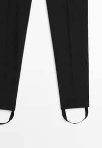 Pantaloni neri dal design sartoriale, con gambe dritte, texture liscia e bande laterali per regolazioni o per uno stile personale.