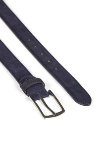 Cinturón de ante azul marino con hebilla rectangular de plata pulida. Presenta cinco agujeros de ajuste y costura a lo largo de los bordes.