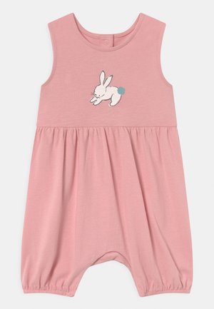 Barboteuse rose sans manches pour bébé avec taille froncée, ouvertures élastiques aux jambes, fermeture à pression dans le dos et broderie d'un lapin blanc à queue bleue sur la poitrine.