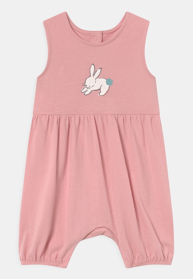 Barboteuse rose sans manches pour bébé avec taille froncée, ouvertures élastiques aux jambes, fermeture à pression dans le dos et broderie d'un lapin blanc à queue bleue sur la poitrine.