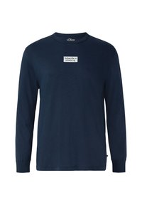 Marineblaues Langarm-T-Shirt aus weichem Stoff mit Rundhalsausschnitt und einem rechteckigen weißen Patch mit Text auf der Vorderseite.