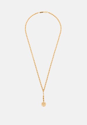 Arany gyöngyös rózsafüzér nyaklánc kerek medállal, melyen egy vésett kereszt látható, egyszerű világos háttéren bemutatva.