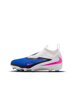 - Buty piłkarskie na sztuczną trawę