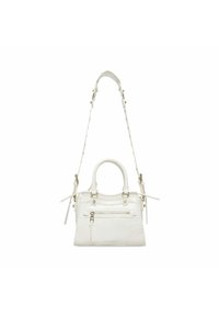 Borsa bianca realizzata in pelle liscia, con doppio manico superiore, tracolla removibile, tasca anteriore con zip e dettagli cuciti.