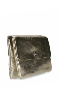 Metalen gouden clutch tas gemaakt van textuurleer. Beschikt over een omgevouwen klep en een kleine steraccent aan de voorkant.