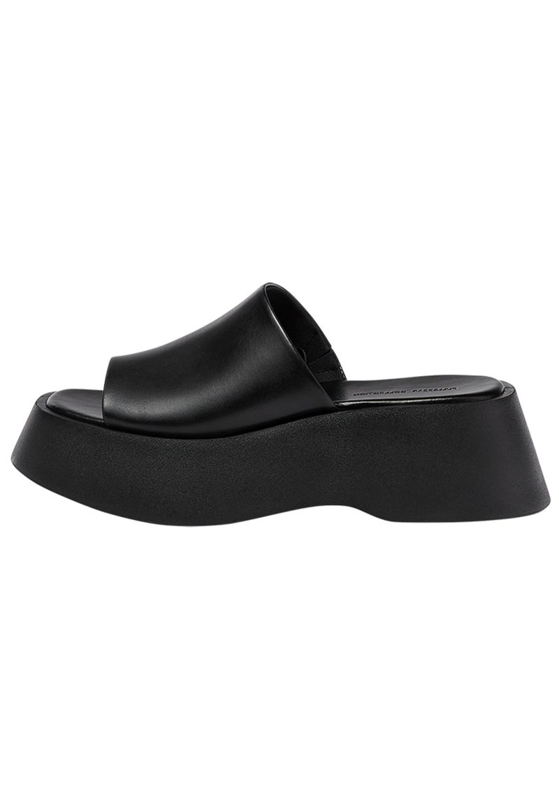 Sandalo piattaforma nero con tomaia in pelle liscia, apertura ampia e suola in schiuma contornata e spessa per maggiore altezza e comfort.