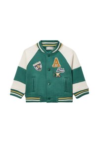 Veste varsity vert et crème, dotée d'une fermeture à boutons, de poignets rayés, de patchs brodés et d'un tissu doux avec une finition texturée.