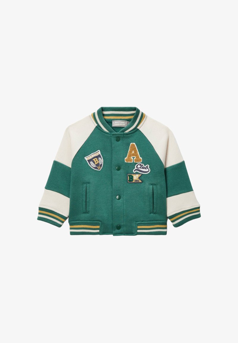 Veste varsity vert et crème, dotée d'une fermeture à boutons, de poignets rayés, de patchs brodés et d'un tissu doux avec une finition texturée.