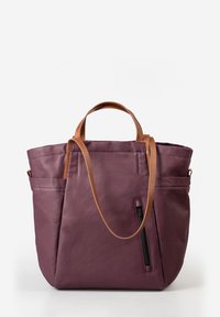 Borsa tote in pelle viola con due manici in pelle marrone e una tasca con zip sul lato. Texture liscia e design strutturato.