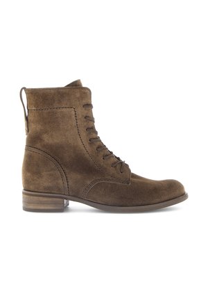 Bottes chelsea en daim marron avec un design à lacets, bout rond et un talon bas empilé. Comprend une languette pour un enfilage facile.