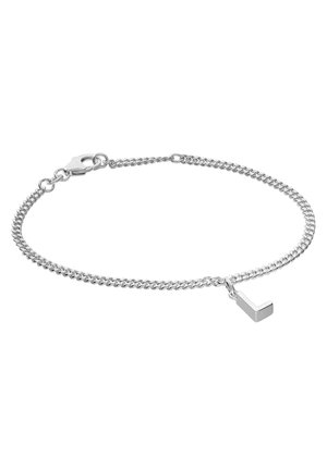 Silbernes Gliederarmband mit einem kleinen, polierten Buchstaben "L" als Anhänger und einem Karabinerverschluss auf weißem Hintergrund.