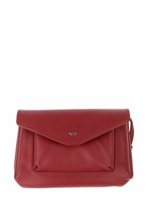 Pochette en cuir rouge avec rabat avant et petit logo argenté, forme rectangulaire, texture lisse et une sangle sur le côté.