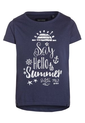 Granatowy t-shirt z krótkim rękawem z białym tekstem "Say Hello to Summer" oraz morskimi grafikami, w tym słońcem, kotwicą, kołem sterowym, rozgwiazdą i muszlą.
