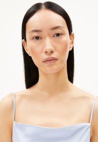 Haut en satin bleu clair avec des fines bretelles, présentant une texture lisse et un décolleté carré, affiché sur un fond blanc uni.