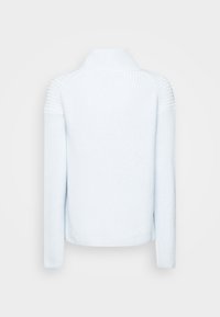 Maglione a maglia blu chiaro con colletto alto, dettagli a coste sulle spalle e maniche lunghe. Texture morbida e vestibilità rilassata.