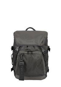 Zaino grigio con finitura testurizzata, grande chiusura a pattina, multiple cinghie, tasca anteriore con zip e dettaglio con logo sulla cinghia. Materiale resistente.