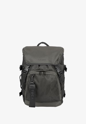 Zaino grigio con finitura testurizzata, grande chiusura a pattina, multiple cinghie, tasca anteriore con zip e dettaglio con logo sulla cinghia. Materiale resistente.