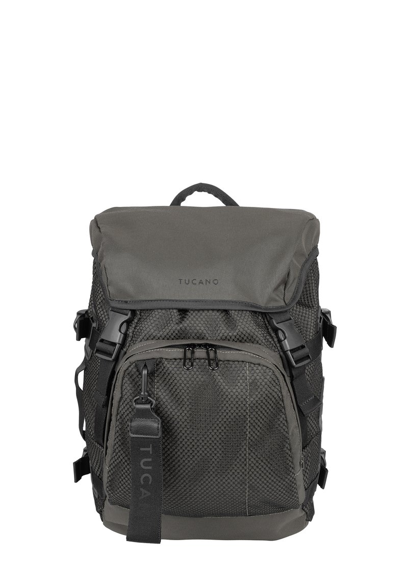 Zaino grigio con finitura testurizzata, grande chiusura a pattina, multiple cinghie, tasca anteriore con zip e dettaglio con logo sulla cinghia. Materiale resistente.