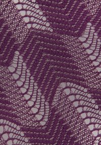 Paarse kantstof met een chevronpatroon en delicate opengewerkte details, toont een fijne textuur en intricate stiksels.