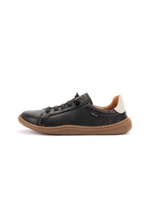 Zapatilla casual de cuero negro con suela marrón y lengüeta blanca en el talón, con cierre de cordones y pequeña etiqueta lateral con logo.