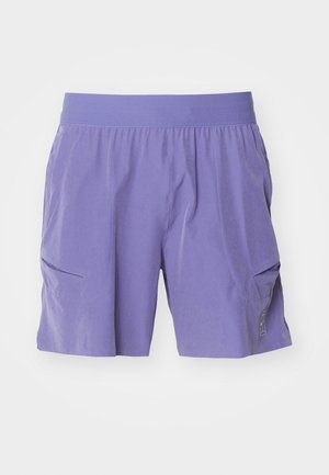 Pantalones cortos morados de material ligero, con una cintura elástica y dos bolsillos laterales. Diseño sencillo con un ligero detalle de logo.
