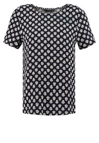 Camiseta negra de manga corta con un patrón floral blanco, cuello redondo y ajuste relajado, hecha de tejido transpirable.