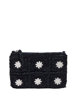 Czarna torebka kopertówka z szydełkowanej tkaniny z sześcioma okrągłymi ozdobami z srebrnego metalu, ułożonymi w dwóch rzędach po trzy, zamykana na zamek u góry.